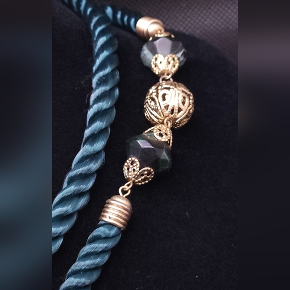 Emerald Green / Goldtone woven rope tassel necklace and green stone earrings - Picture 6 of 11